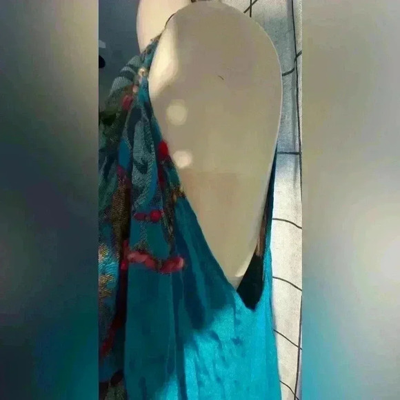 Beautiful turquoise wrap with embroidery embellishments - Picture 6 of 10